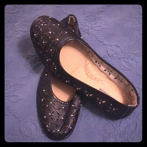 Black ballet flats